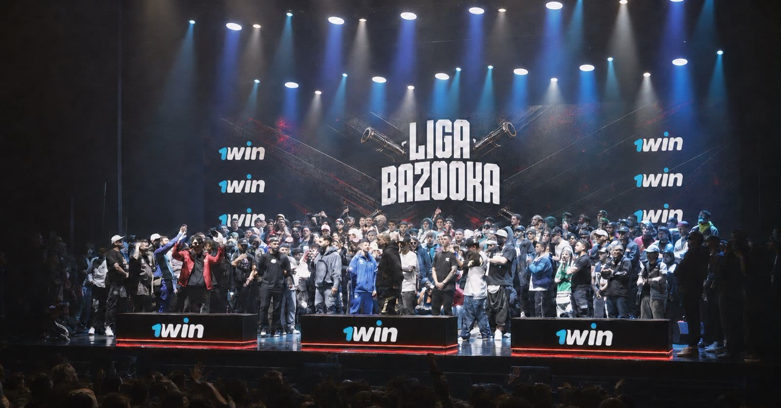 Logo de 1Win en la pantalla principal, el atril y los laterales del escenario