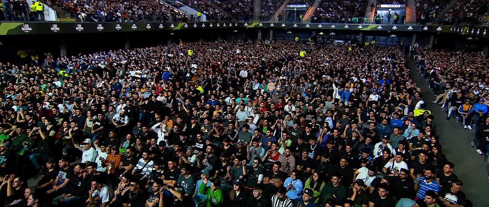 Público de Liga Bazooka llenando el estadio